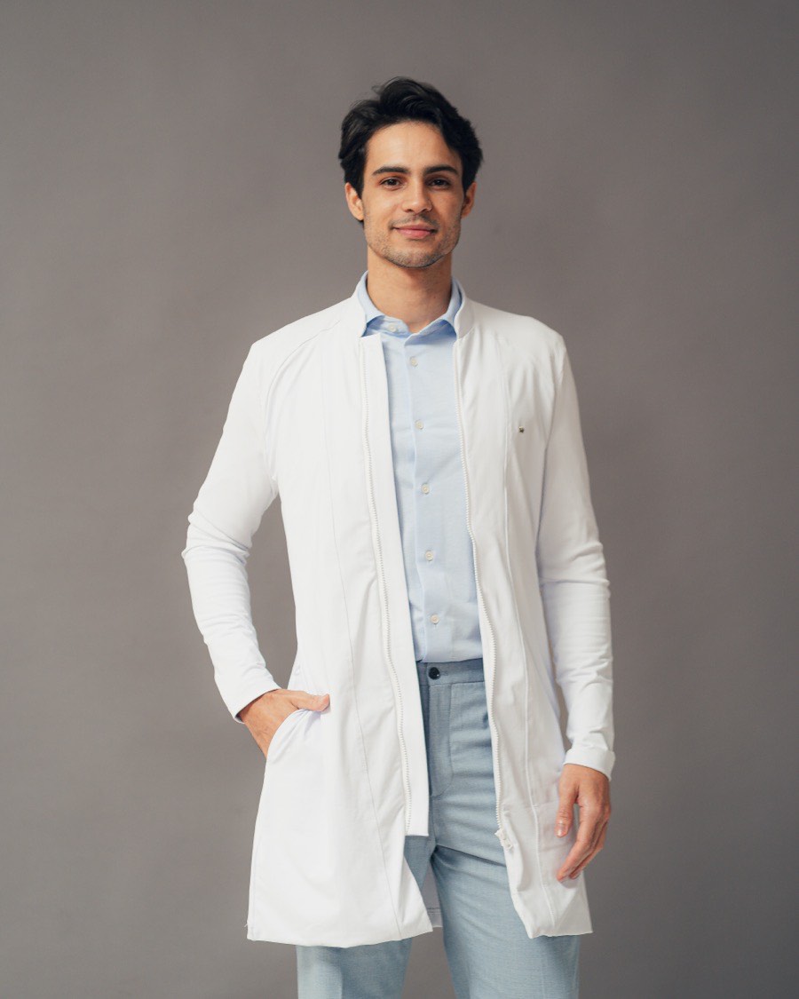 Dr. Janderson Bispo, biomédico esteta, de jaleco branco